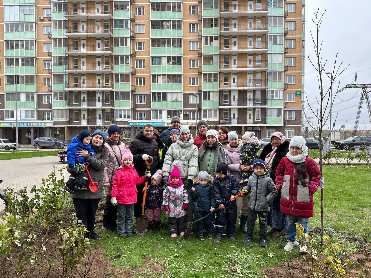 В новом микрорайоне Люберец жители высадили более 200 кустарников и  деревьев | Администрация городского округа Люберцы Московской области